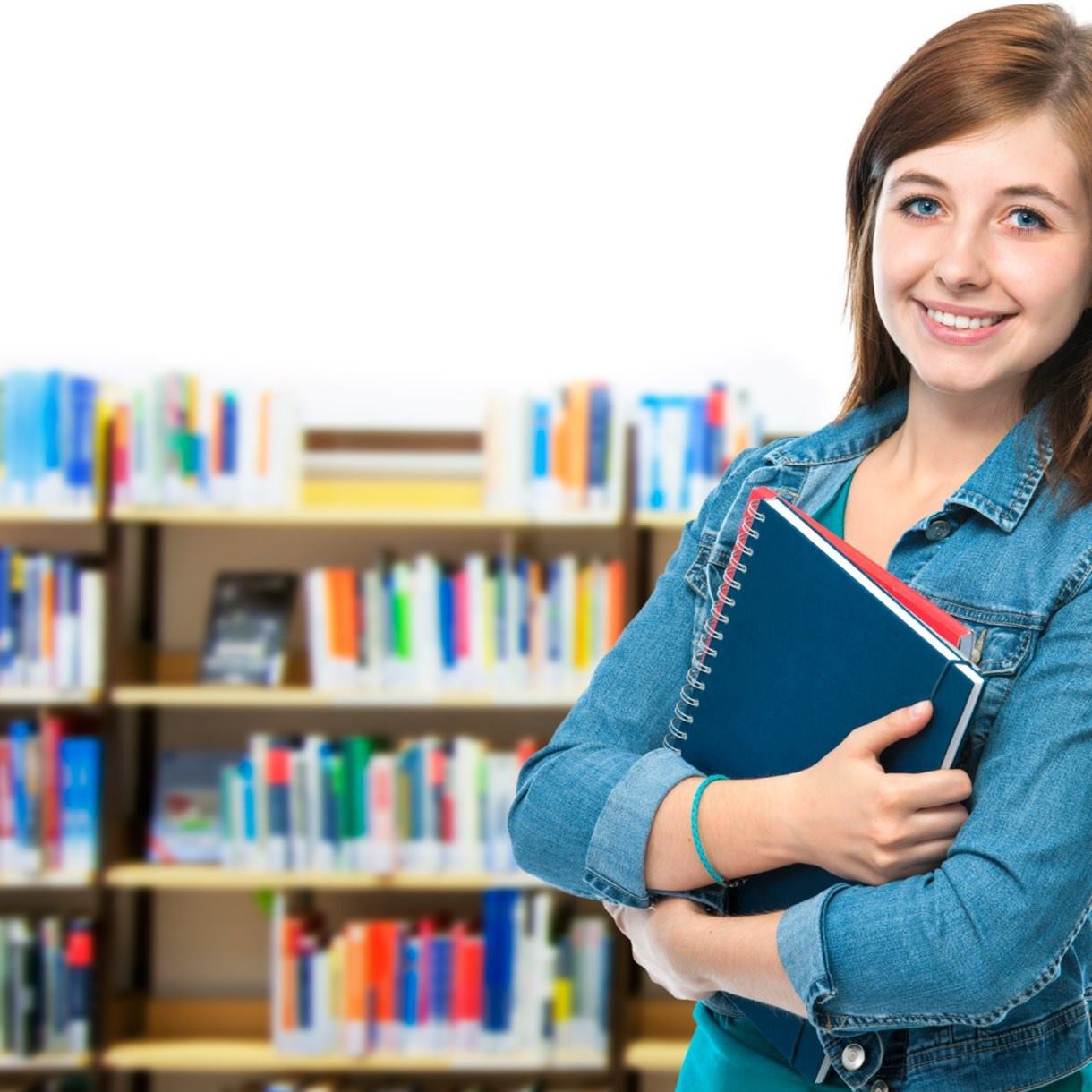 estudiante-en-biblioteca